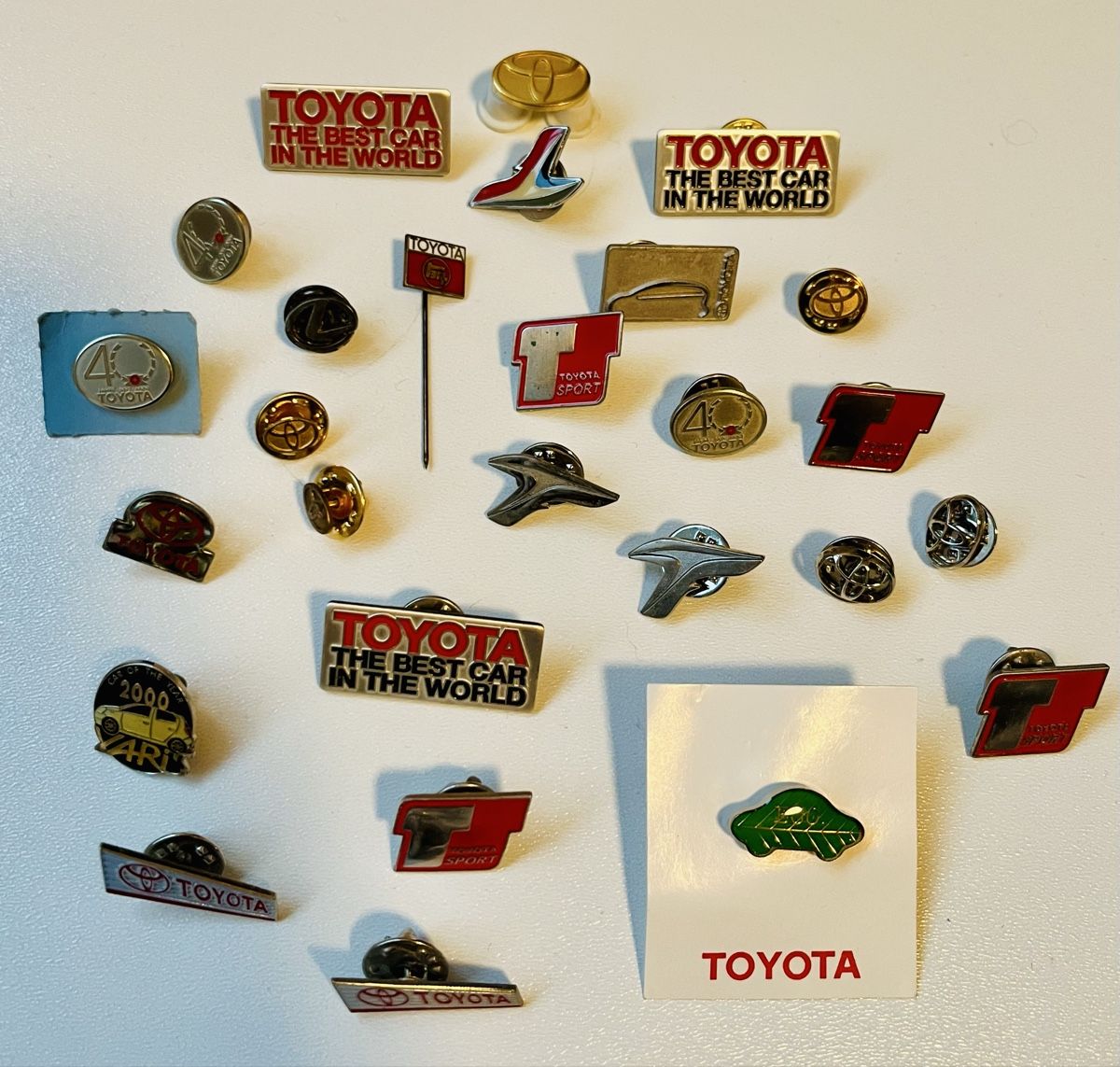 Toyota Placchette & Badge: Diverse Toyota Pins – Usato da Oberrieden venduto da naanuu
