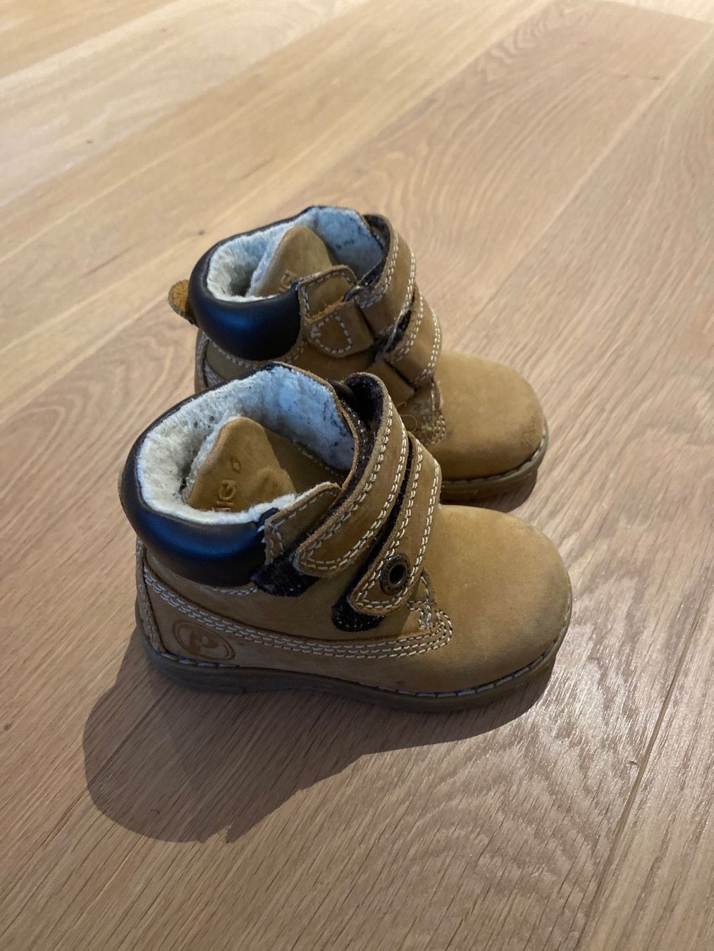 Schuhe für Jungen: Schuhset Grösse 20 – Gebraucht aus Bolligen von Noeggeli10 4