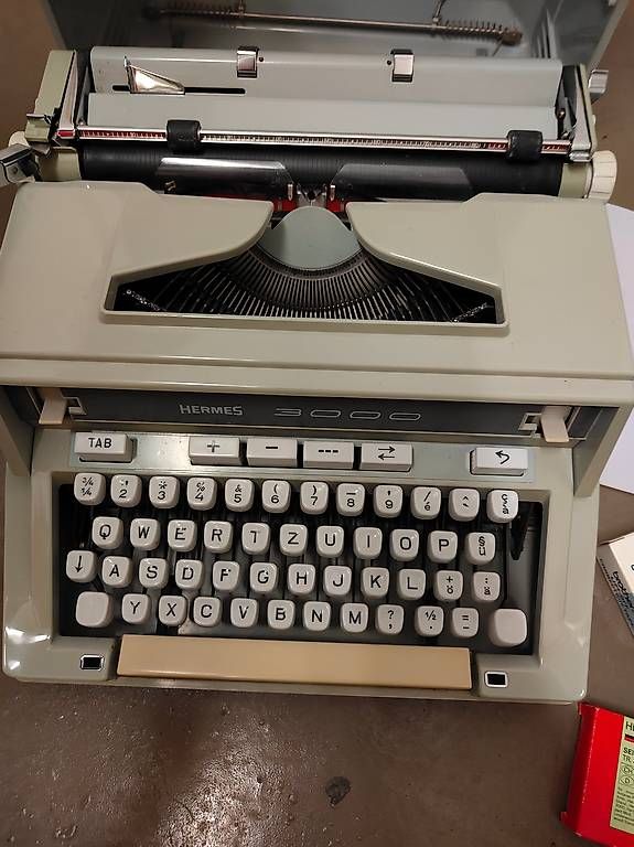 Macchine da scrivere: Hermes Schreibmaschine – Usato da Olten venduto da Mezopotamya 1