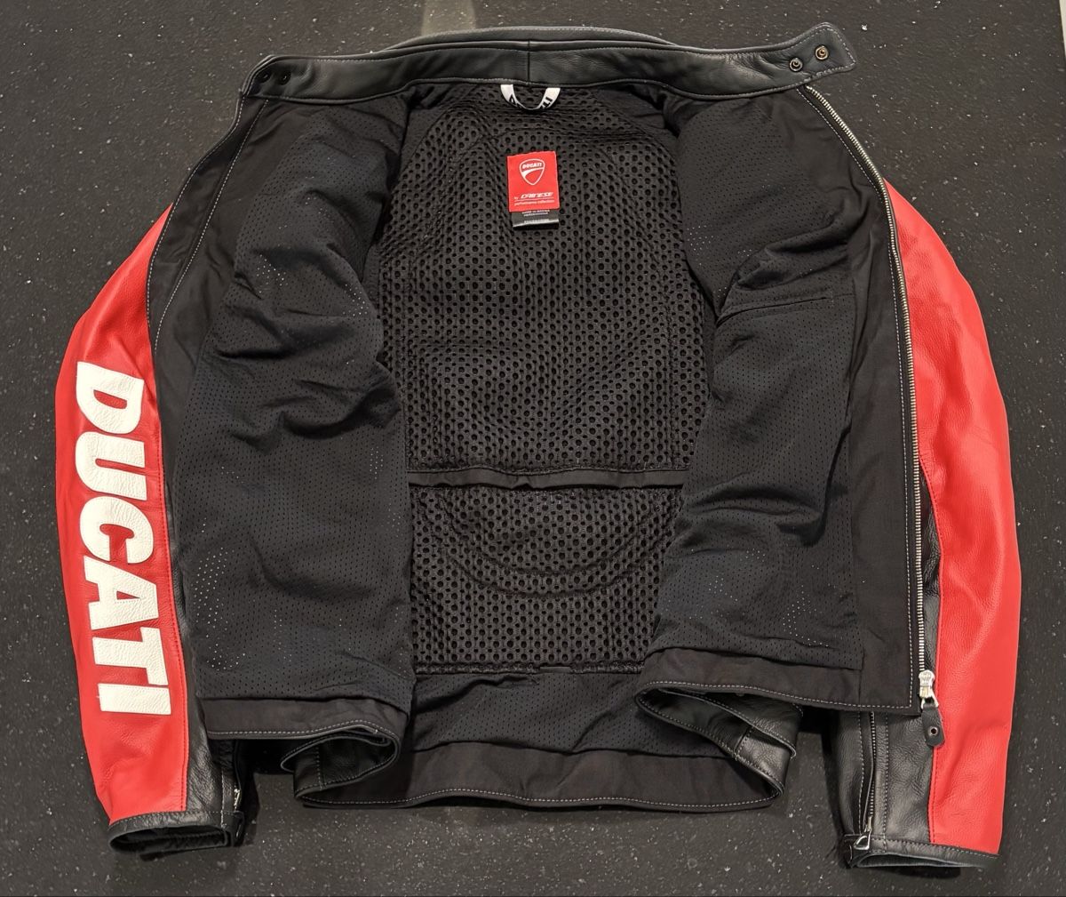 Ducati Kleiderpakete: Ducati Lederkombi, Jacke, Hose, Schuhe und Pullover/Jacke – Neu (gemäss Beschreibung) aus Steffisburg von gio_w2pf 2