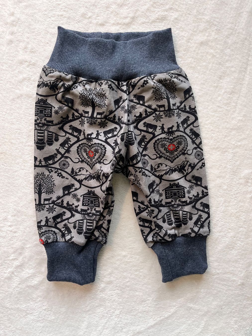 Pantaloni: 1 Kinderhose selbst genäht – Nuovo e nell'imballaggio originale da Büsserach venduto da bor_s88m