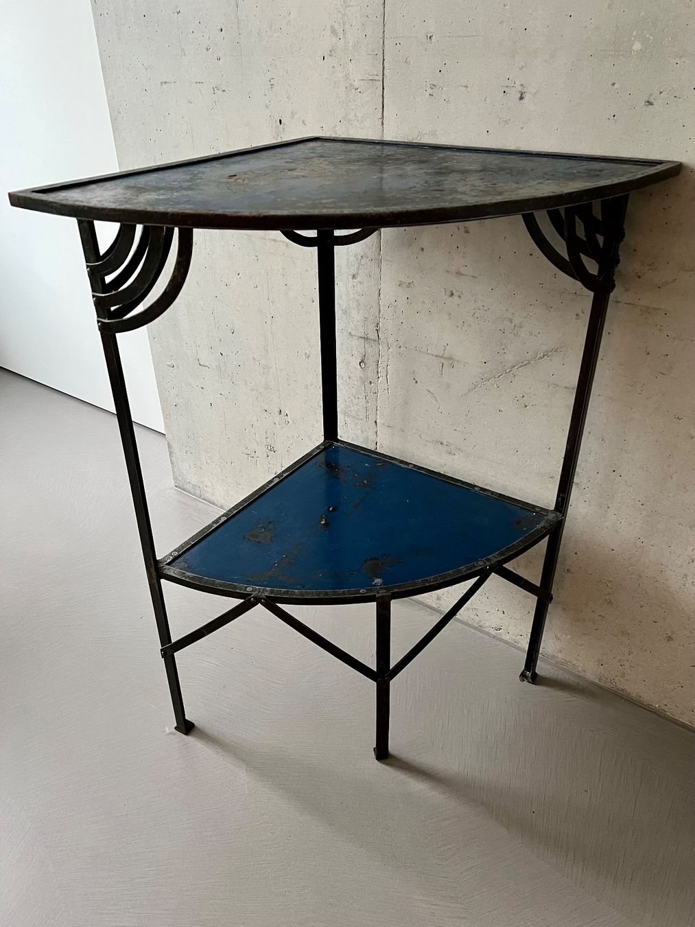 Regale: Art Deco Eisengestell /Eckgestell – Gebraucht aus Wabern von La-Vitrine 2
