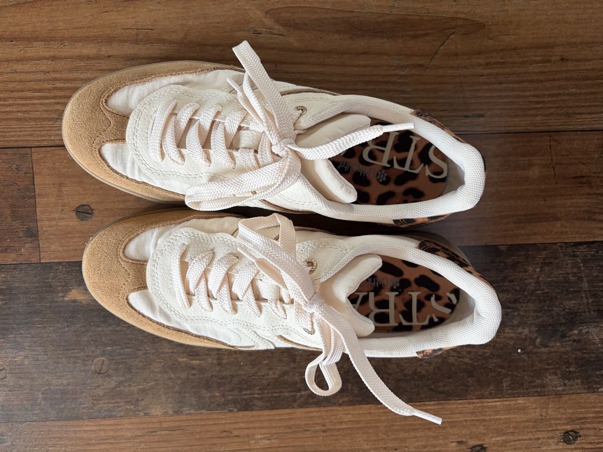 Stradivarius Damenschuhe: Sneakers STRADIVARIUS weiss/beige mit Leo Muster – Neu (gemäss Beschreibung) aus Ebnat-Kappel von Mzottli