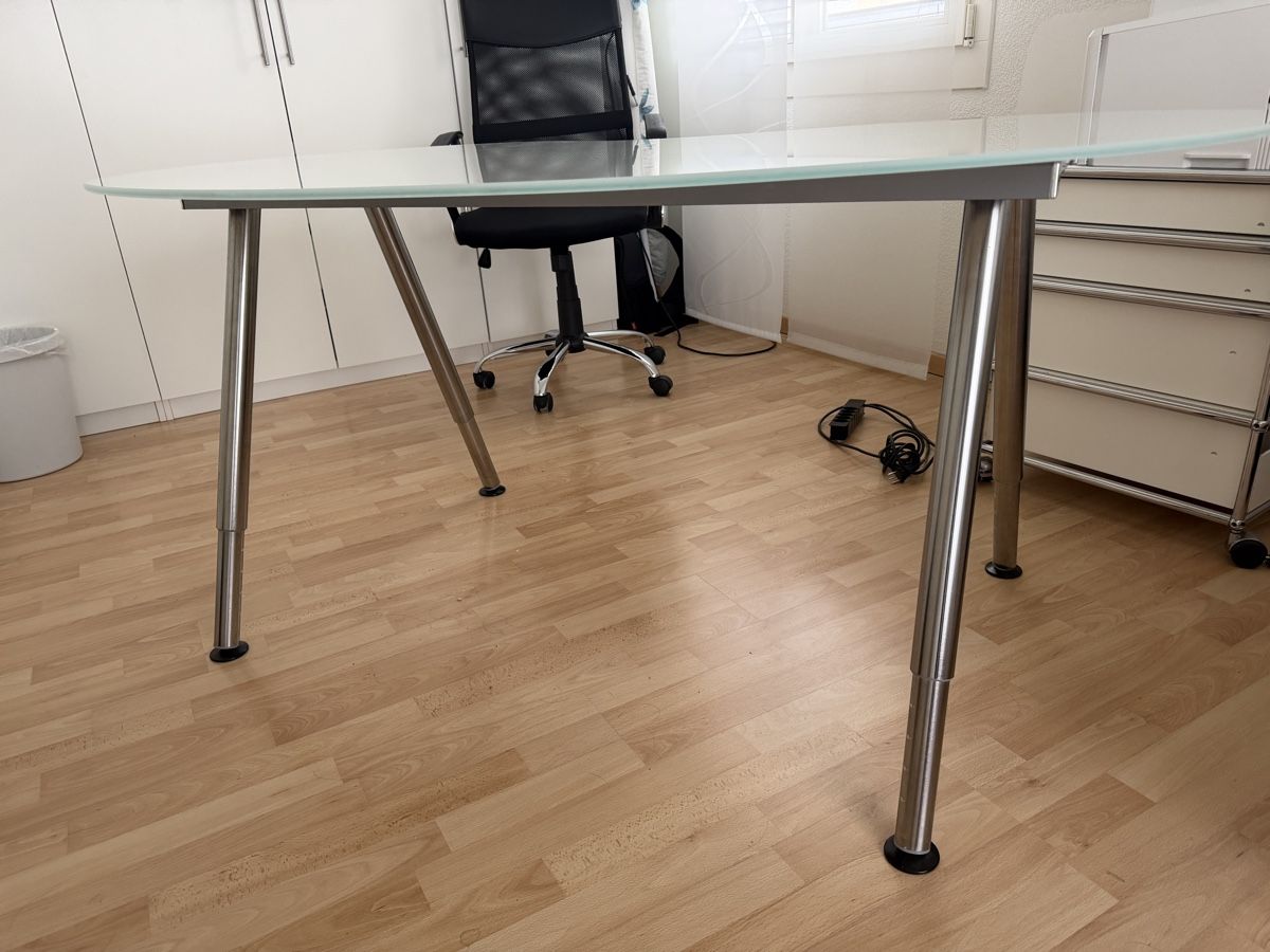 Ikea Scrivanie: Schreibtisch IKEA GALANT modern mit Glasplatte – Usato da Dübendorf venduto da pupetta11 1