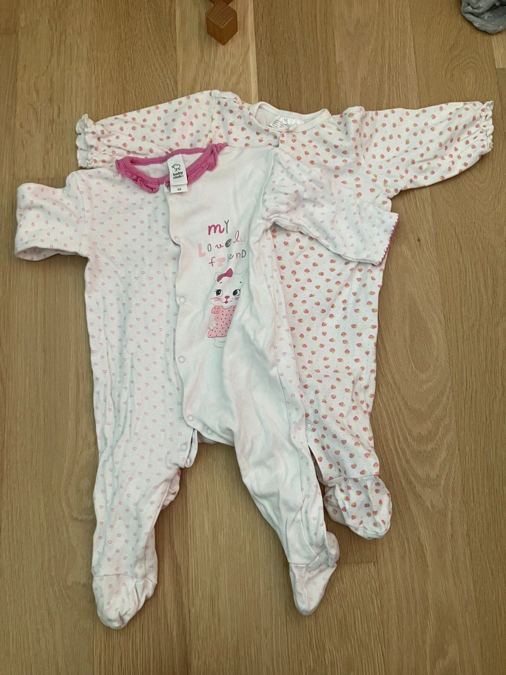 Pyjamas: 2x leichte rosa Strampler/Pyjamas mit Füssen Gr. 68 – D'occasion à Zürich par tscherel
