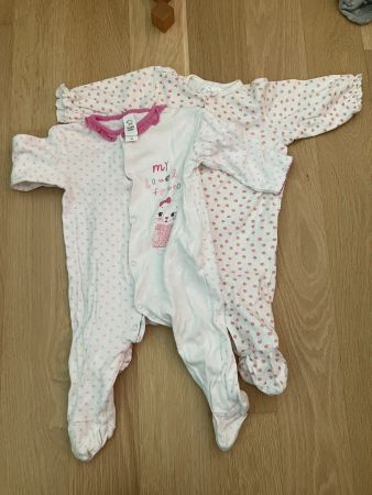 2x leichte rosa Strampler/Pyjamas mit Füssen Gr. 68