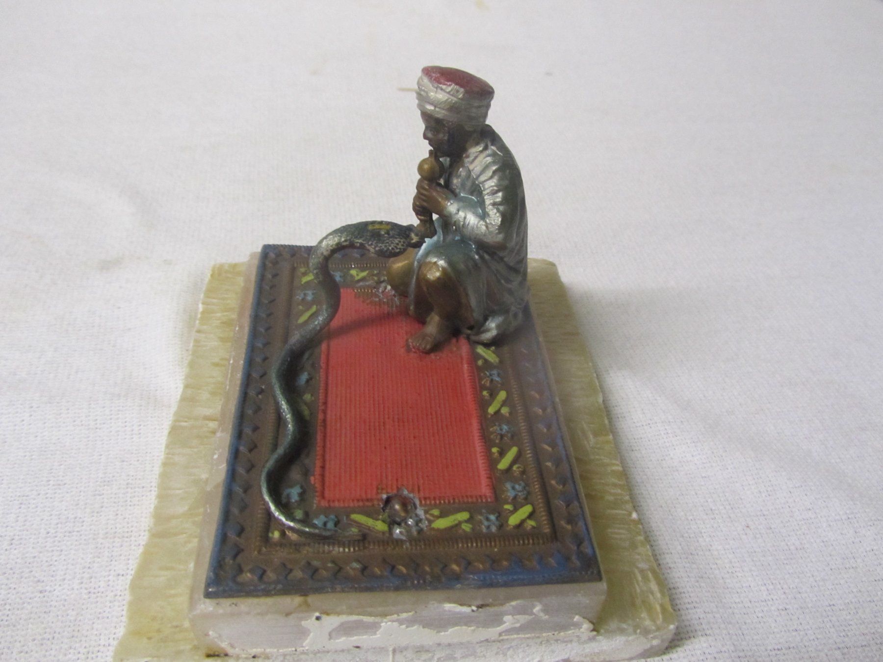 Statuette: Orientale sitzend auf Teppich als Briebeschwerer – Usato da Luzern venduto da Lucernauno 1