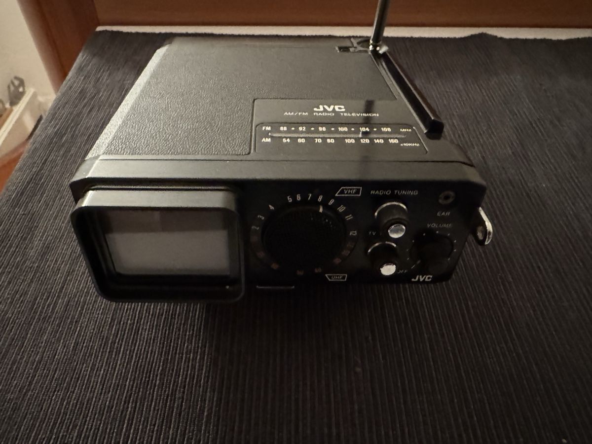 JVC Radio: Jvc P-100EUC radio mit tv – Usato da Zunzgen venduto da milesdavis76