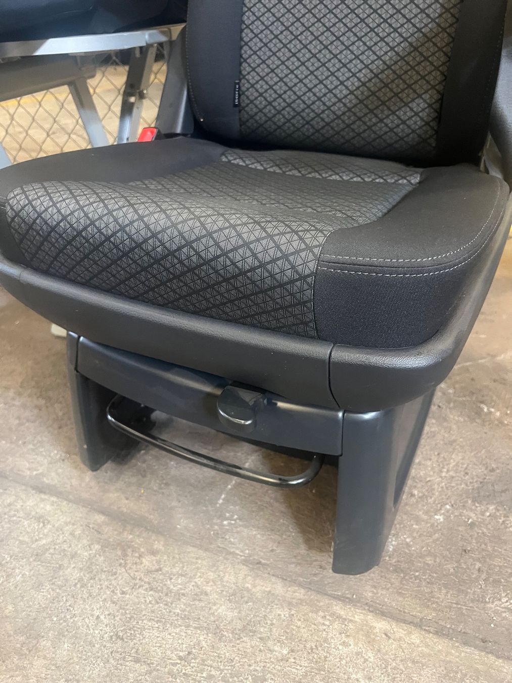 VW Autres accessoires p. véhicule: VW T6 drehbarer Einzel-Zusatzsitz – D'occasion à Ostermundigen par CelineF. 2