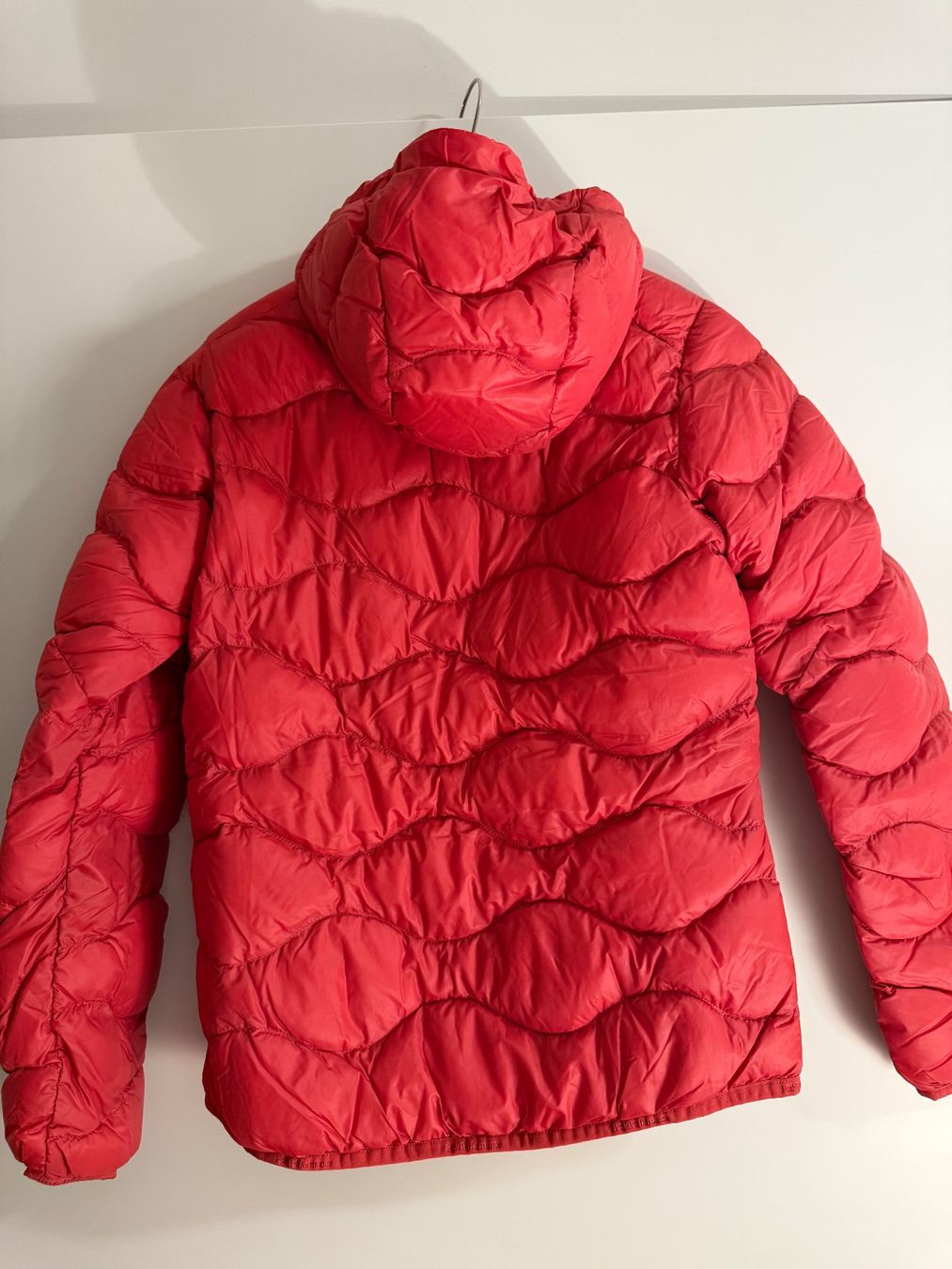 Giacche: Helium Down Hood Jacket Women - Peak Performance – Usato da Zürich venduto da SEDRAEN 5