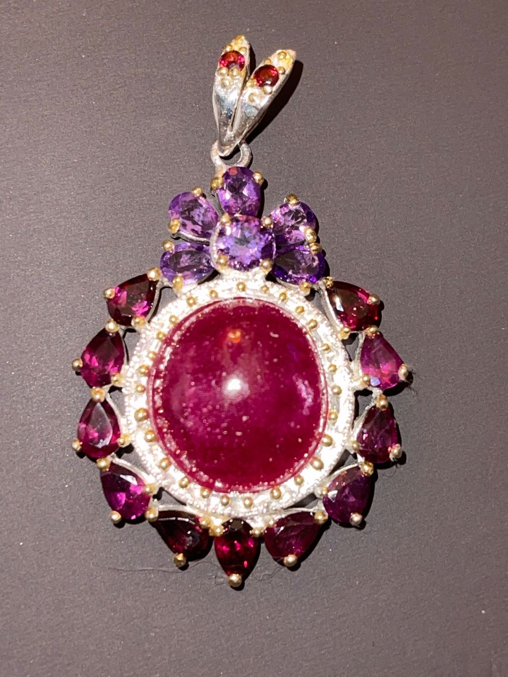 Llan Valls Joies Ciondoli: Large Ruby Garnets Amethysts Médaillon SS925 and 14k Vermeil – Nuovo (secondo la descrizione) da Birsfelden venduto da Brut 4