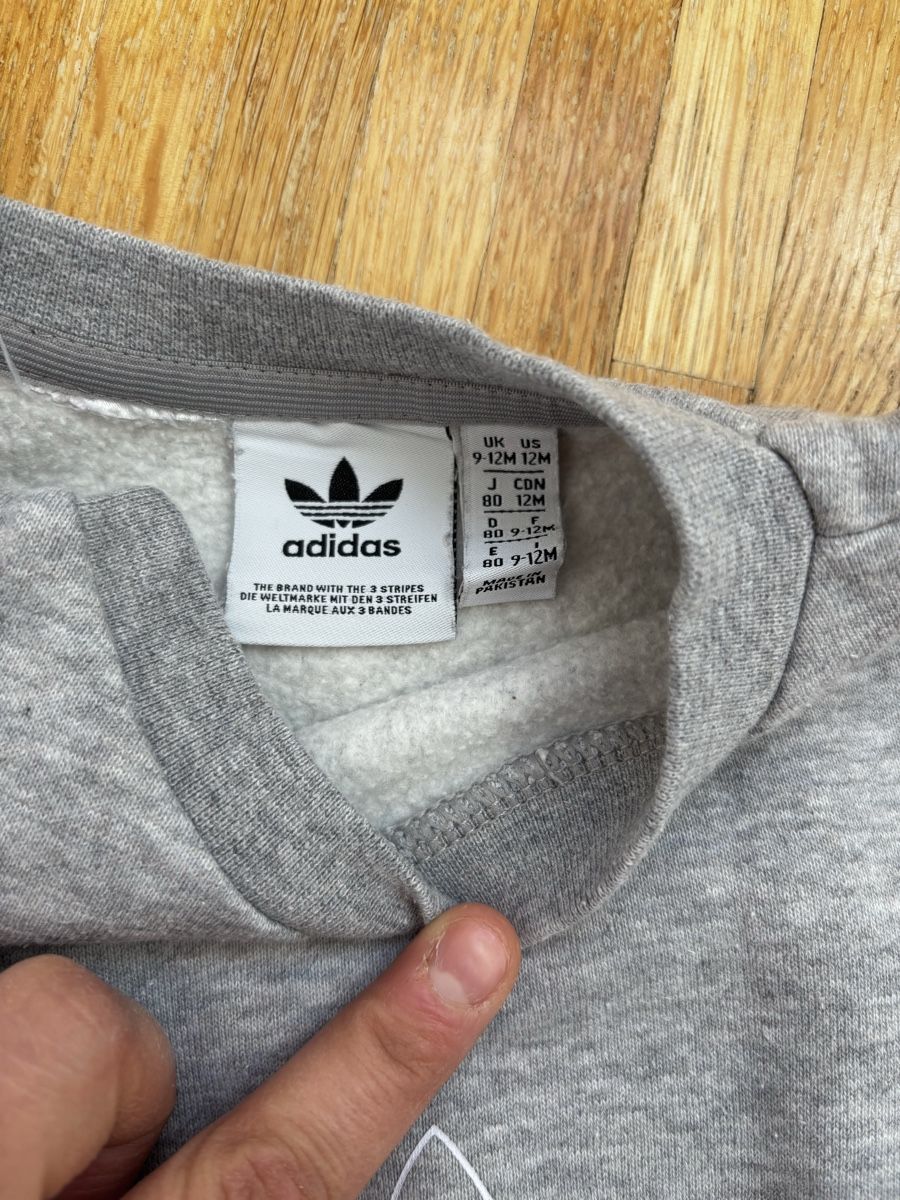 Adidas Lotti & Set di vestiti: Ensemble Adidas gris bébé taille 9-12 mois état correct – Usato da La Chaux-de-Fonds venduto da Elora237 1