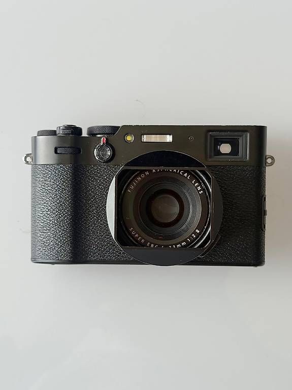 Fujifilm Fotocamera: Fujifilm X100V, great condition, 11,800 shutter count – Usato da Neuchâtel venduto da rom_9drz 2