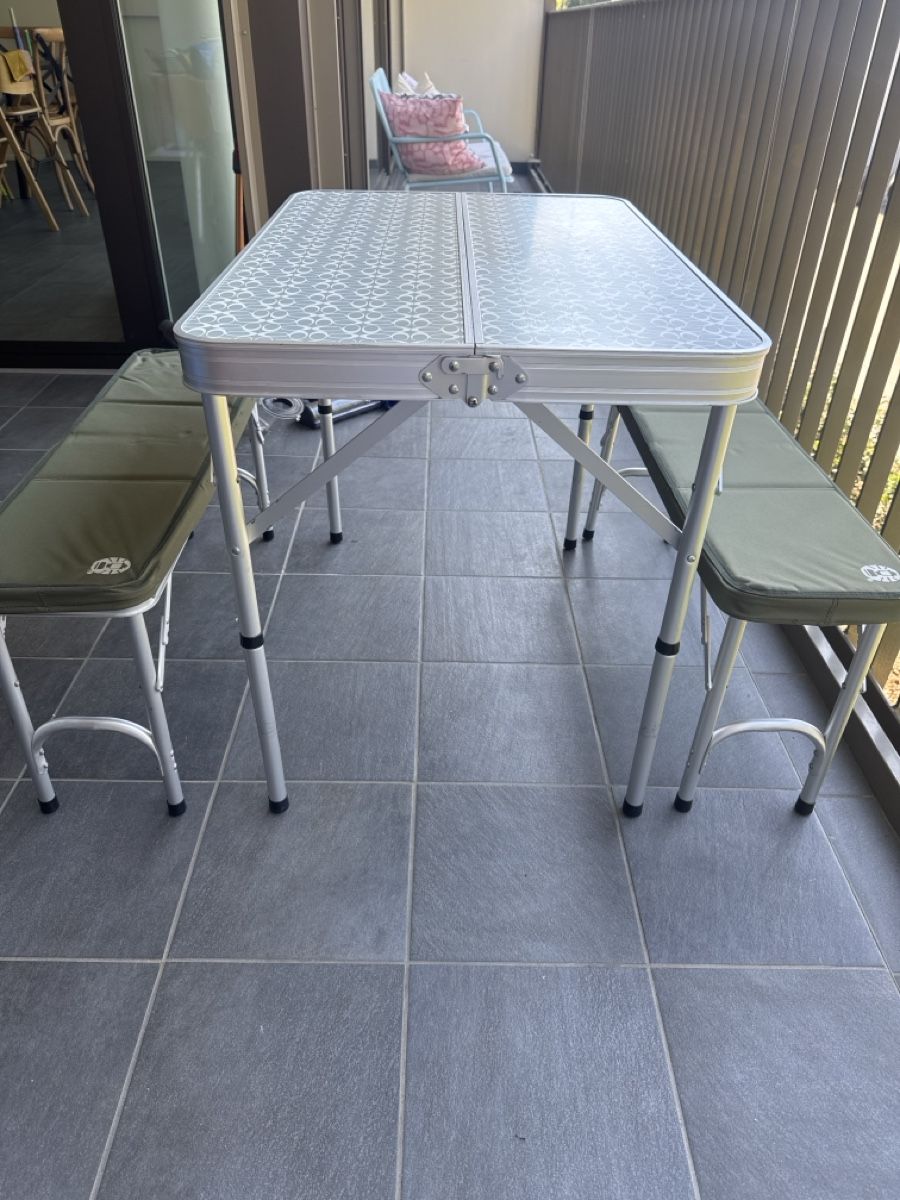 Set de table et chaises: Coleman Table and Bench Set - Folding & Portable!☀️🏕️ – Neuf (Voir description) à Wädenswil par kir_7hdr 2