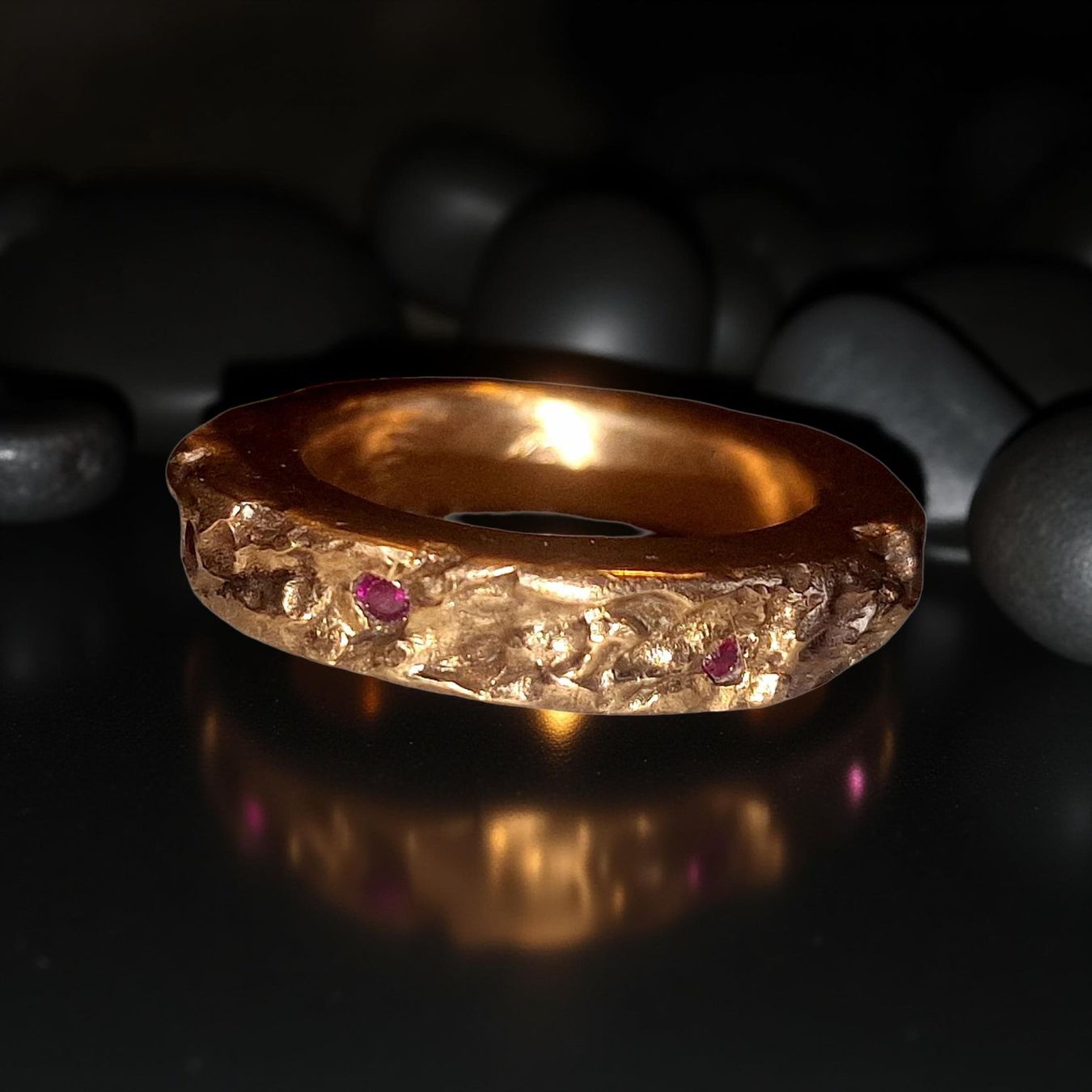 Anelli: Wilder Bronze-Ring, mit sechs Rubinen, Ringgrösse 55 – Nuovo e nell'imballaggio originale da Aarau venduto da Schmuckhoehle_MD 7
