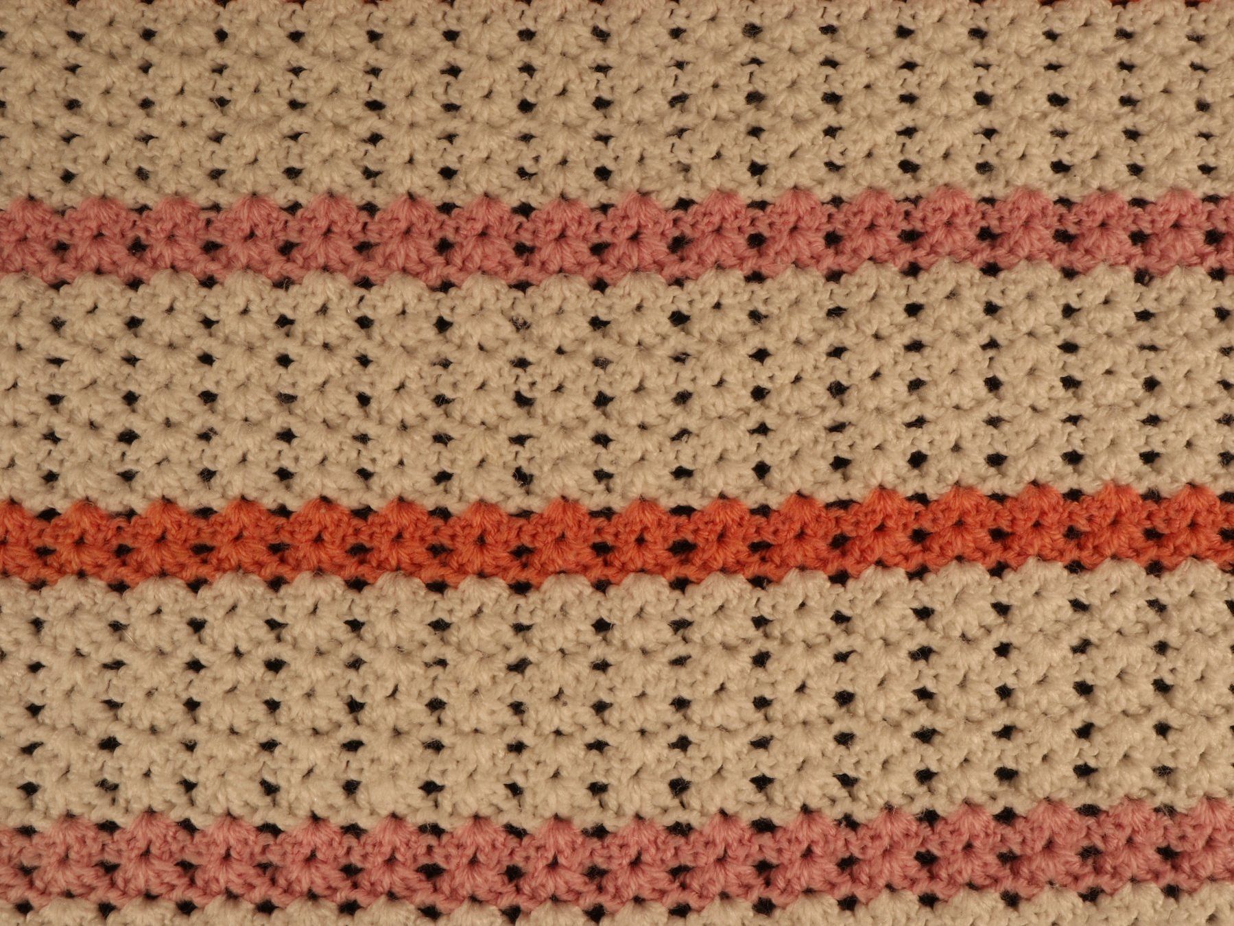 Coperte: HANDARBEIT Gehäkelte Decke weiss/rosa – Usato da Steinen venduto da Restwert_Steinen 7