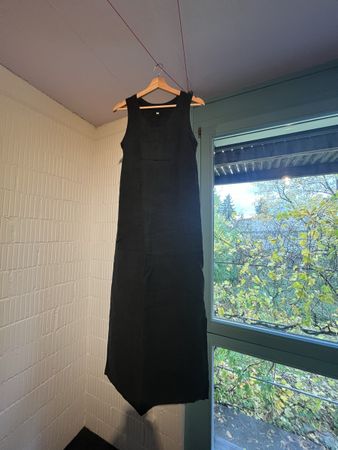 schwarzes Leinenkleid
