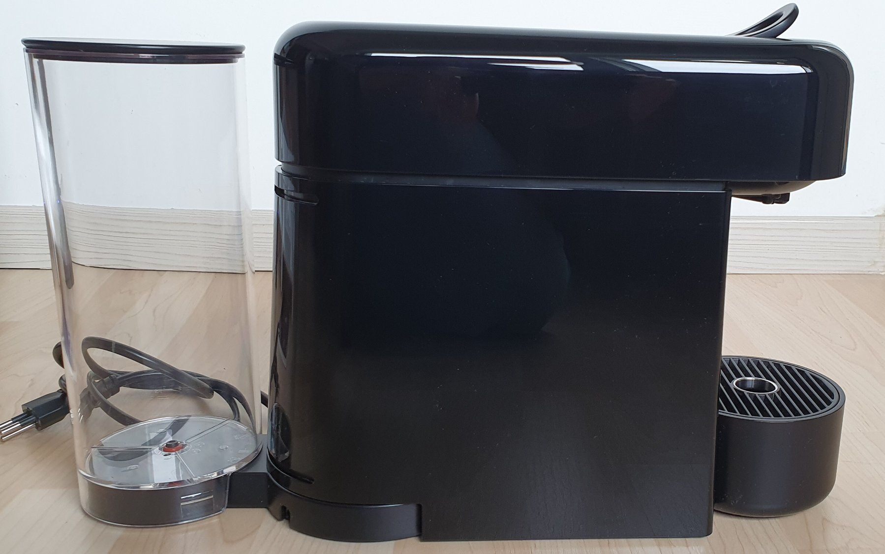 De'Longhi Macchine per caffè & Macchine per espresso: DeLonghi Nespresso Essenza Plus mit Bluetooth Funktion – Usato da Ernetschwil venduto da Cob1998 7