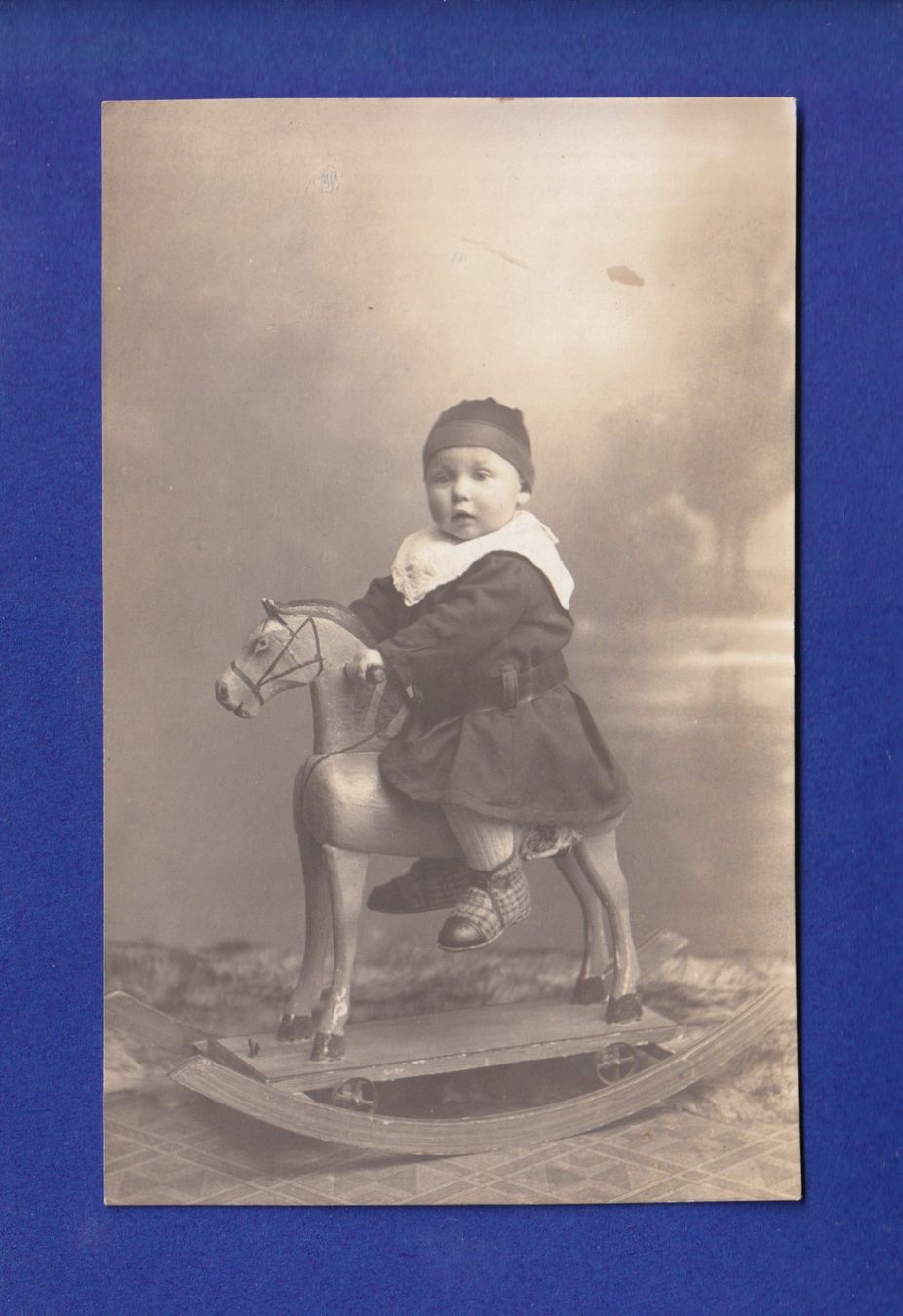 Cartoline postali: ENFANT - Bébé sur son cheval à bascule – Usato da Pully venduto da nicecards-shop