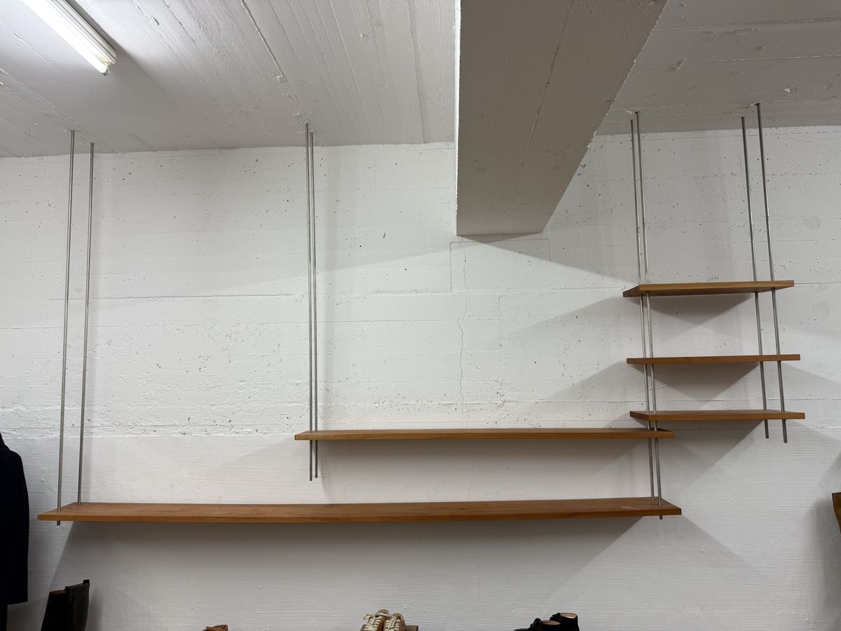 Scaffali: Schönes Hänge Regal aus Kirschholz – Usato da Zürich venduto da Mothai
