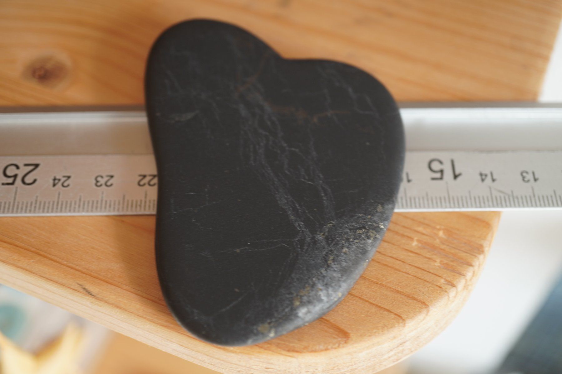 Minerali & Pietre curative: Gua Sha Massage-Stein aus Schungit ✨ – Nuovo e nell'imballaggio originale da Eschenbach SG venduto da craniums 2