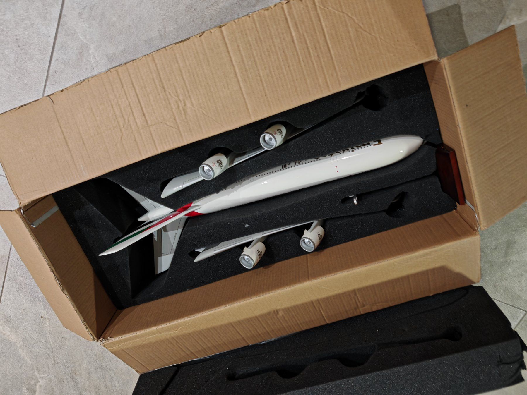 Airbus Kit di modellismo & Modellini statici: Zwei A380-800 1:100 - ETIHAD + Emirates – Usato da Rancate venduto da leoshopshop 1