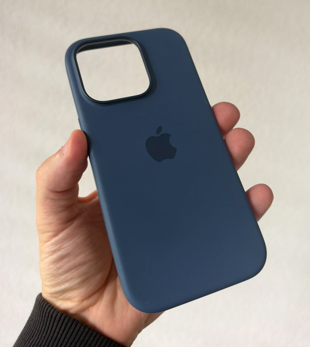 Apple Cover & Protezioni schermo: iPhone 16 Pro - Silicone Case - Denim color – Usato da Moudon venduto da LeCollectionneur 2