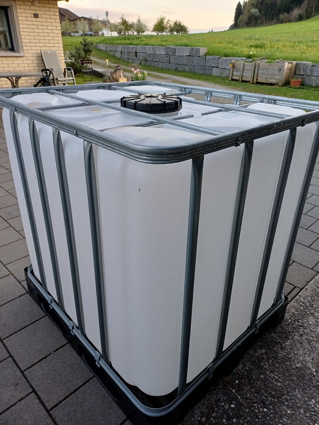 Abbeveratoi e trogoli: Sauberer IBC / Wassertank 1000L, für Garten oder Notfallrese – Nuovo (secondo la descrizione) da Zuckenriet venduto da Res. 1