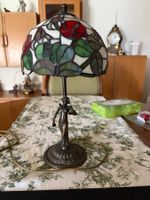 Tischlampe Jugendstil Figurensockel und Tiffanyglas Schirm