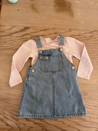 Salopette en jean et T-shirt manches long
