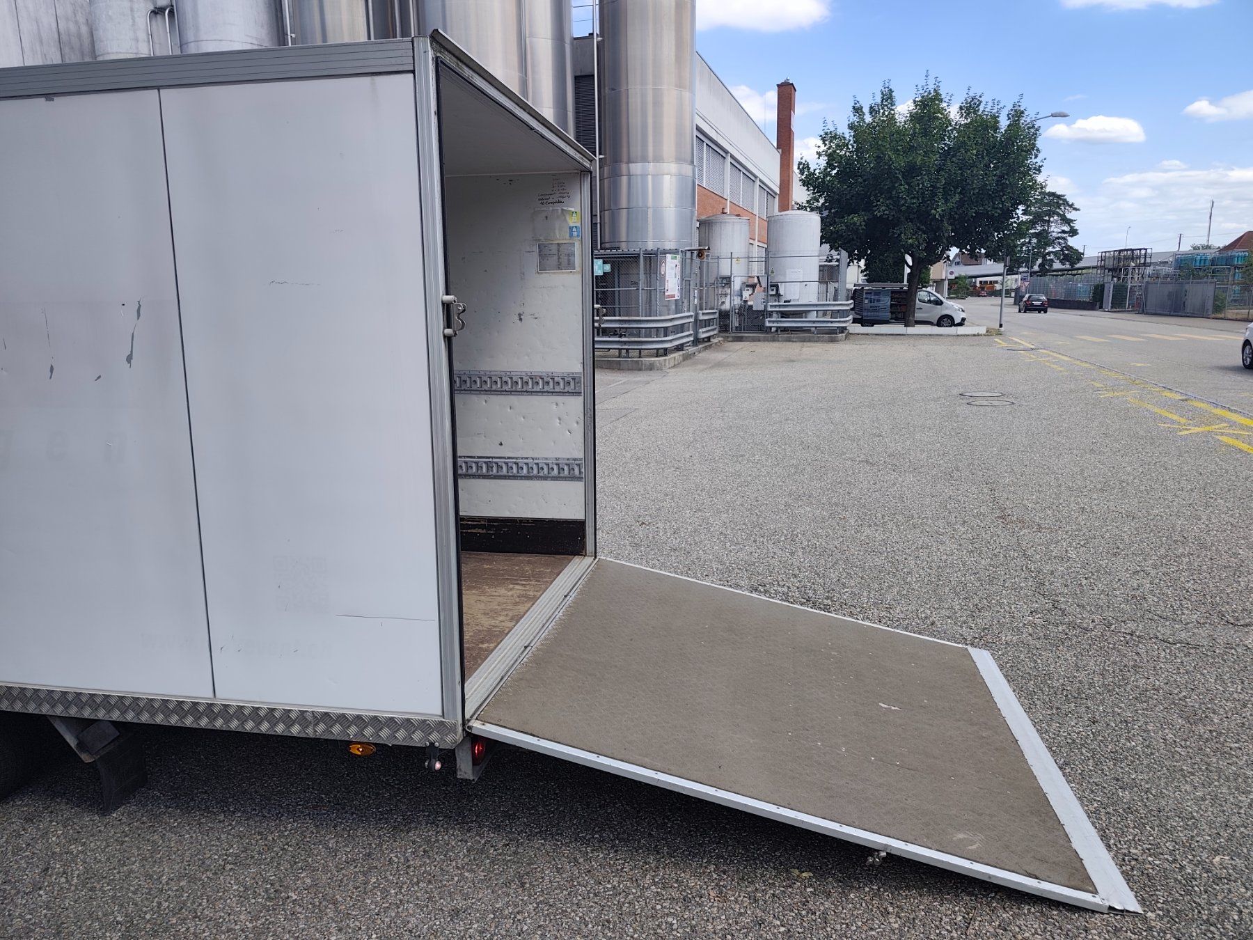 Unsinn Rimorchi: Kofferanhänger mit Rampe 5.5m Top – Usato da Wangen bei Olten venduto da vch_m5z7 7