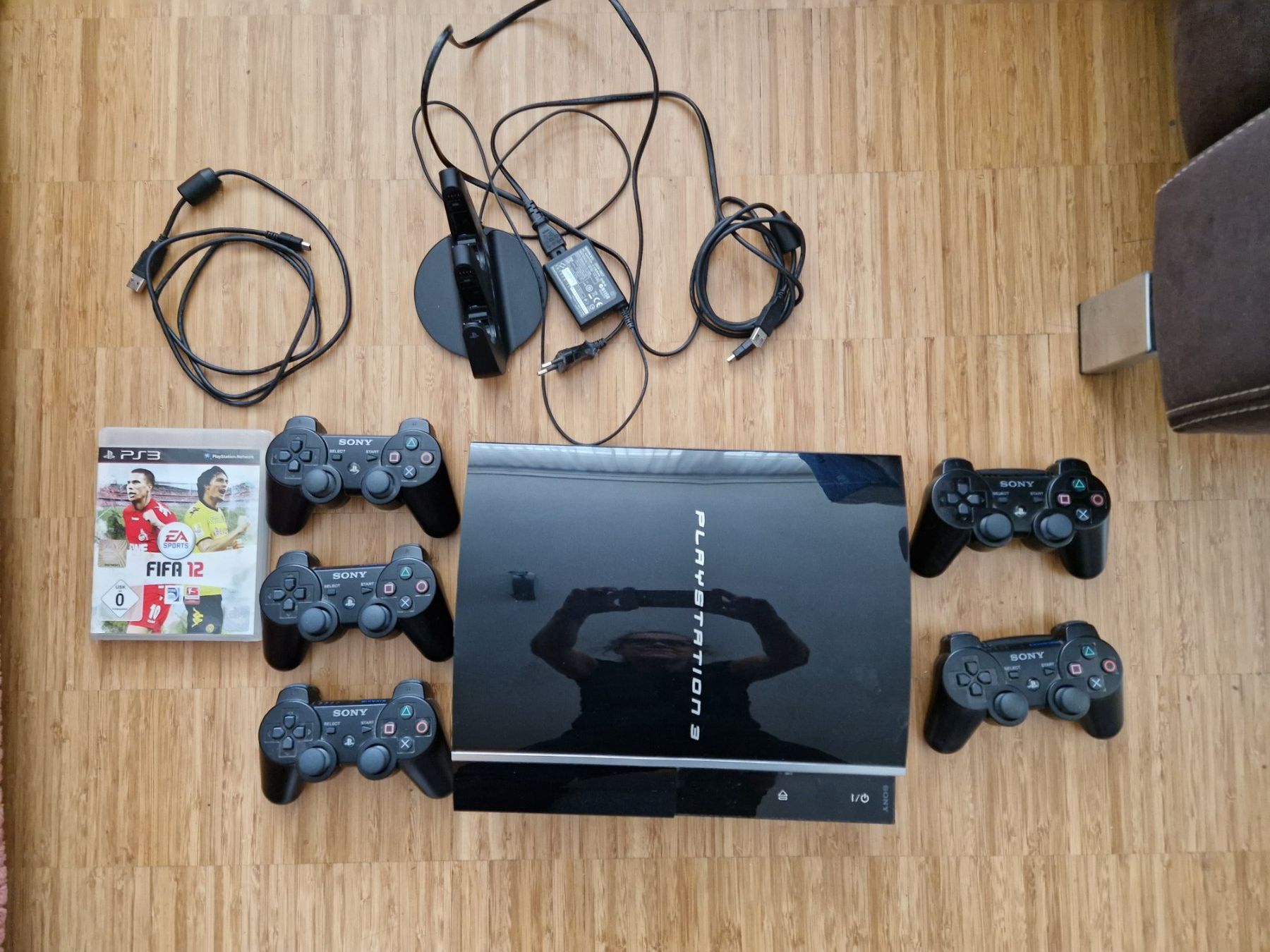 Sony Console: PlayStation 3 FIFA 12 Bundle mit 5 Controllern – Usato da Wittenbach venduto da garbis