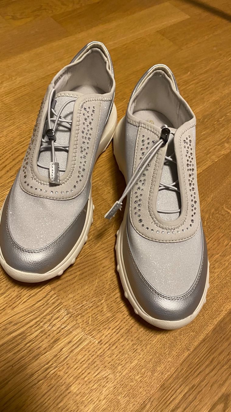 Geox Scarpe da donna: Neuer Geox Damen-Sneaker mit Strasssteinen – Nuovo (secondo la descrizione) da Starrkirch-Wil venduto da sclupain