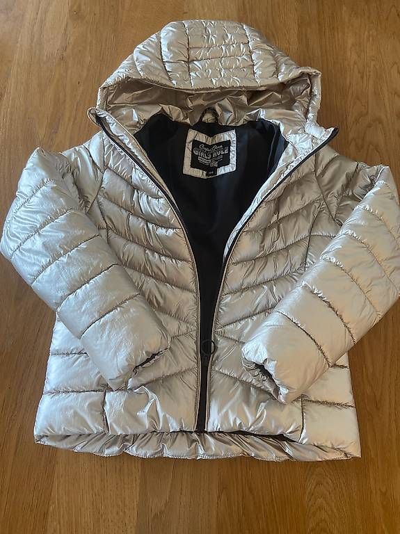 Jacken & Mäntel: Mädchen Steppjacke Gr. 134 – Gebraucht aus Arbon von fbi_bmm9