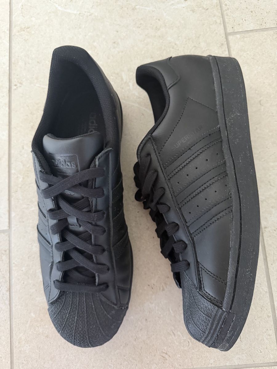 Adidas Herrenschuhe: Adidas superstar all black – Gebraucht aus Zürich von Reisekoffer 1
