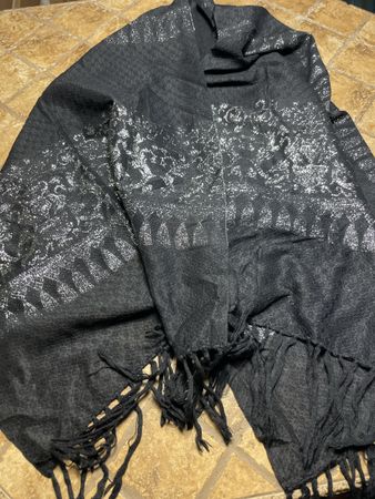Chic Sciarpa nera con disegni argentati, elegante e calda.