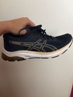 Asics bleu marine taille 38, très peu portée, très bon état 