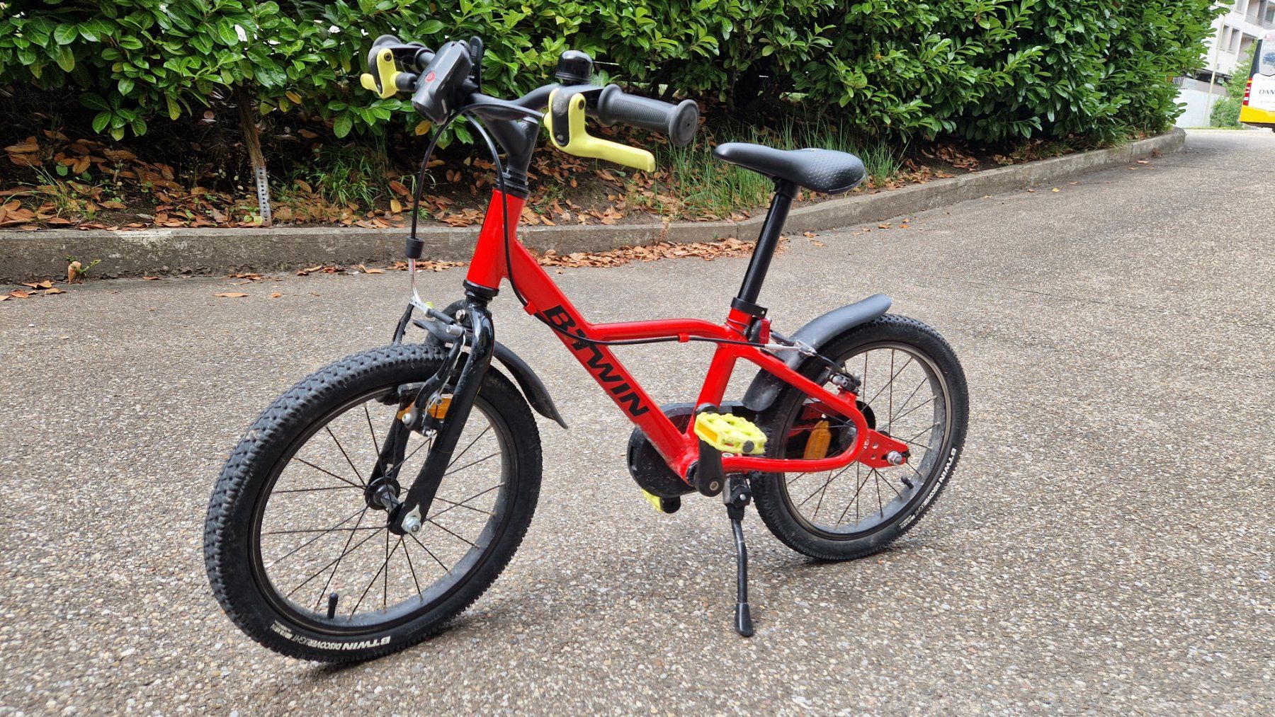 Kinderfahrrad 16 Zoll 900 Racing rot - BTWIN (Gebraucht) in Uitikon Waldegg  fr CHF 100  nur Abholung auf Ricardo kaufen
