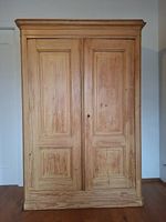 Charmanter Vintage-Holzschrank: Ein echtes Unikat