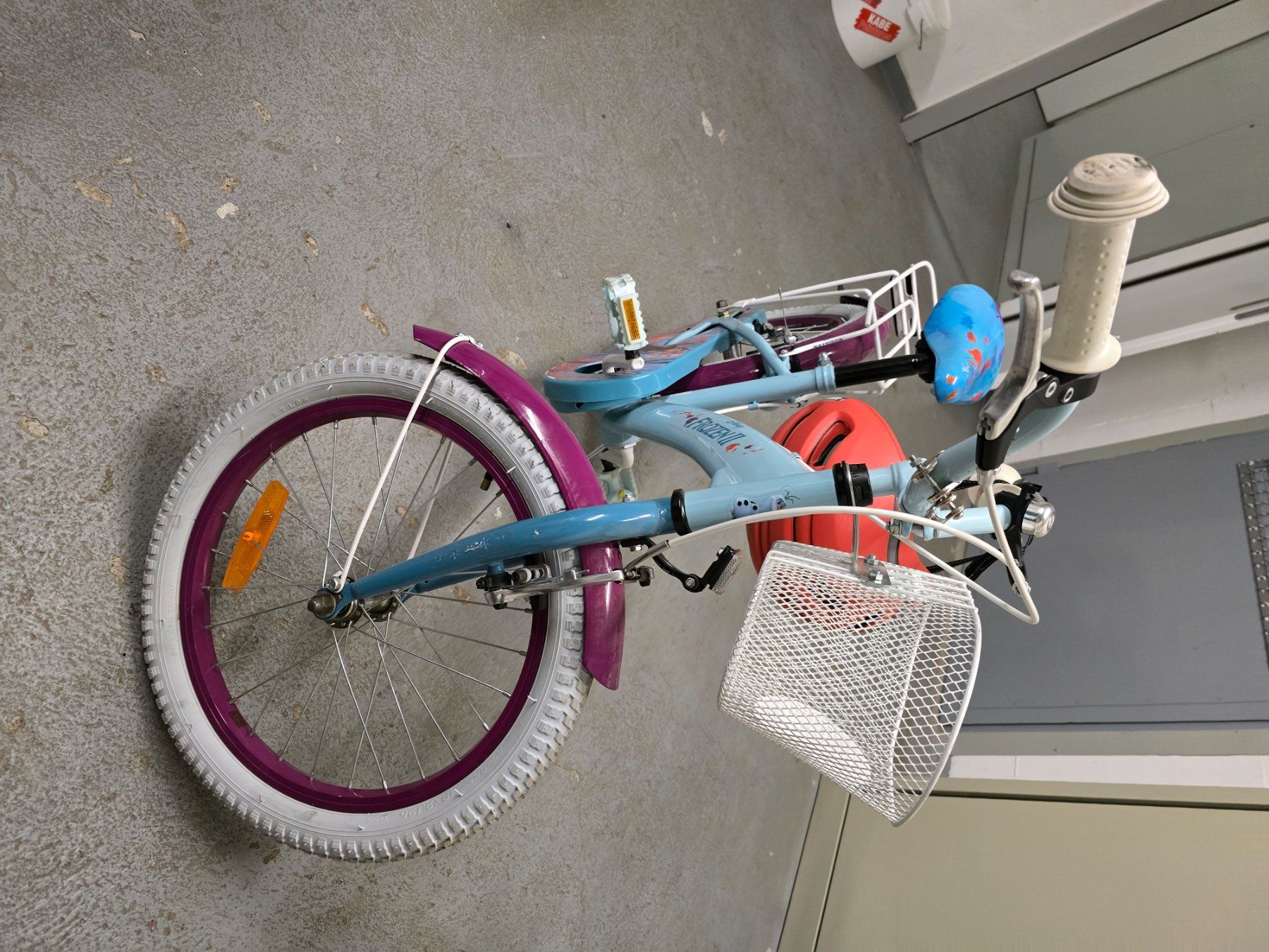 Vélos: Kindervelo mit Helm – D'occasion à Lütisburg par snehulienka88 2