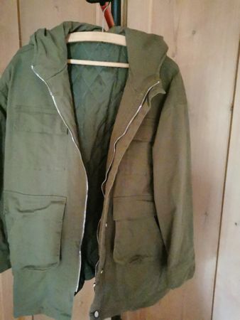 Jacke mit Kapuze in. Olivgrün. 