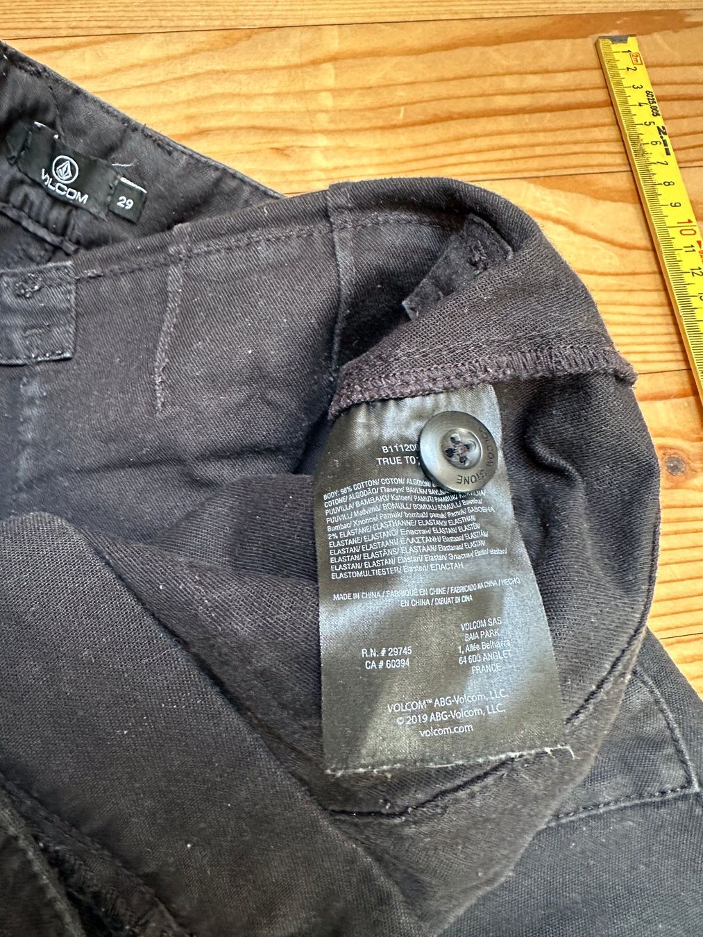 Volcom Pantaloni: Volcom Hose Stoff schwar Grösse 29 – Usato da Gümmenen venduto da FelizitasHermann 5