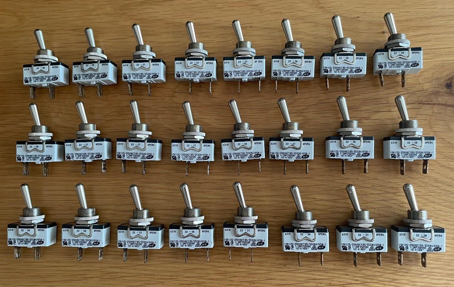 Schalter: Hebelschalter, 10(4)A-400VAC, 1x Ein-Aus – Neu (gemäss Beschreibung) aus Schaffhausen von Jove1