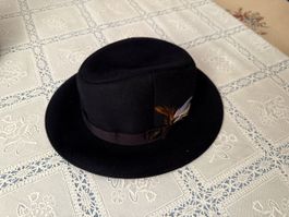 Elegant black hat with feather detail - Autumn Chic!