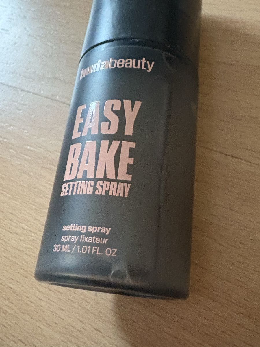 Huda Beauty Make-up: Huda Beauty Easy Bake Setting Spray - Top Zustand! – Usato da Schaan venduto da Filipipa 1