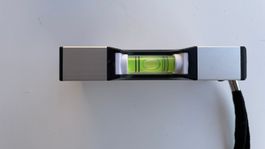 Kompakte Wasserwaage mit Lineal 10cm silber magnetisch