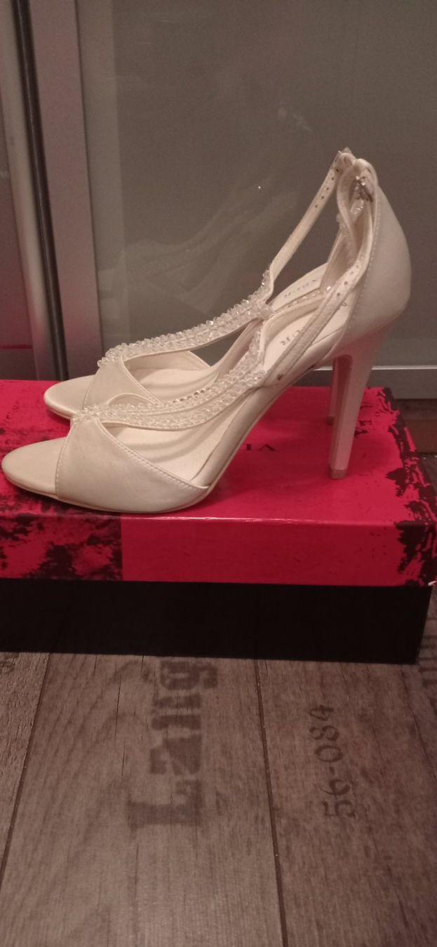 Scarpe da donna: Elegante Brautschuhe, offwhite, Gr. 39, neu! – Nuovo (secondo la descrizione) da Bremgarten venduto da gernekaufen1969