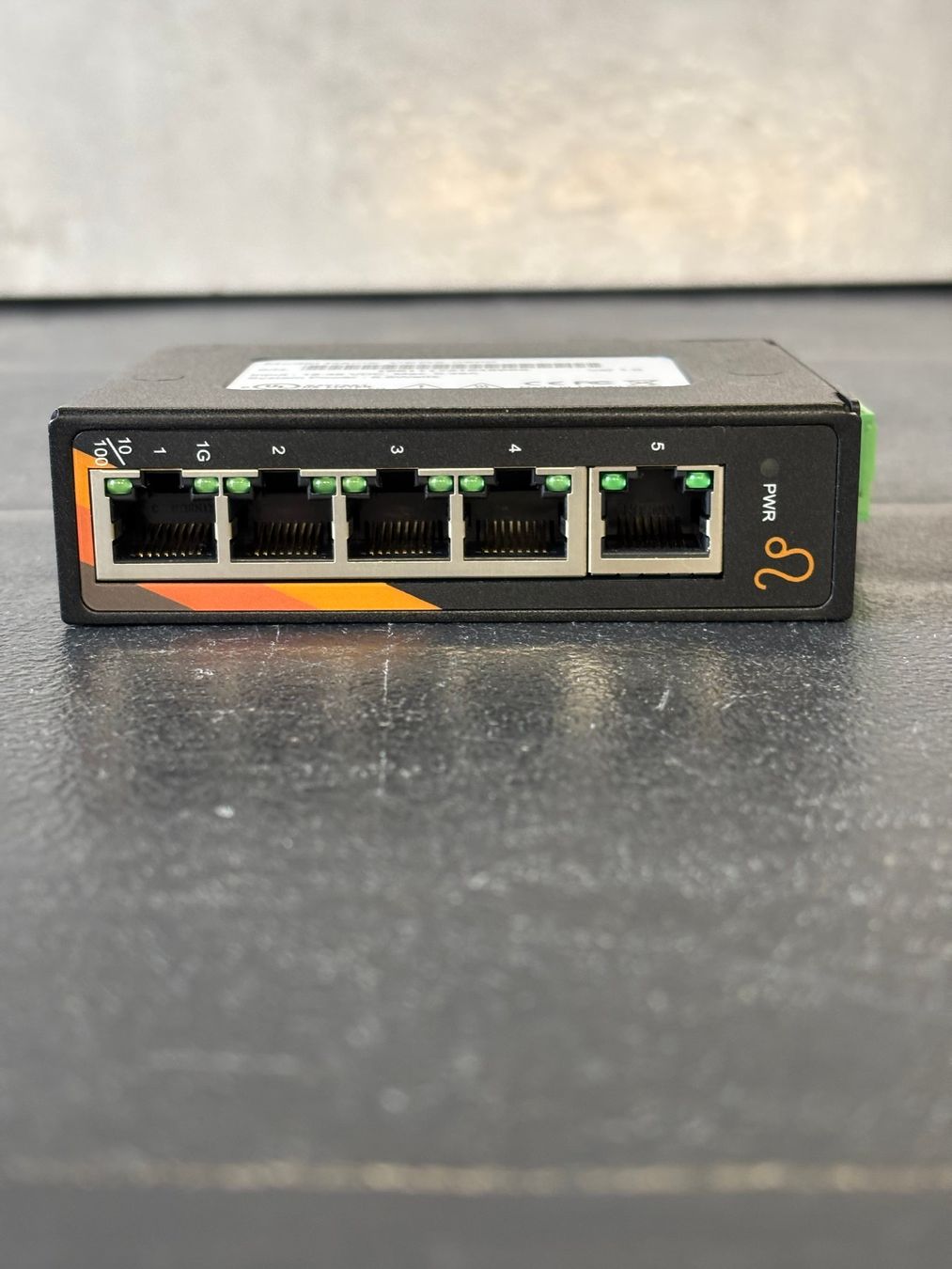Hub & Switch: 5-Port Industrial Compact Gigabit Ethernet Switch – Usato da Lengnau AG venduto da retoip