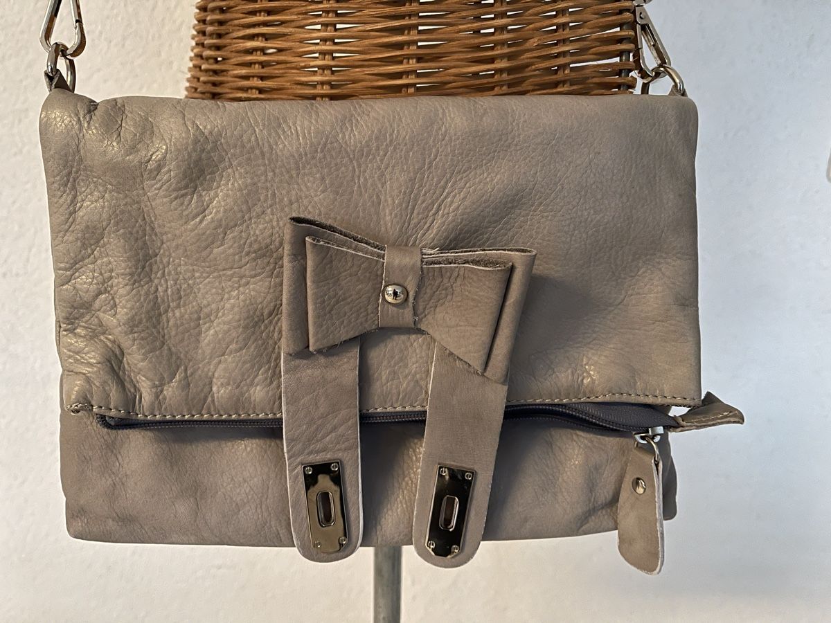 Borse da donna: Graue Leder Handtasche mit Schleife – Usato da Spreitenbach venduto da R_1691