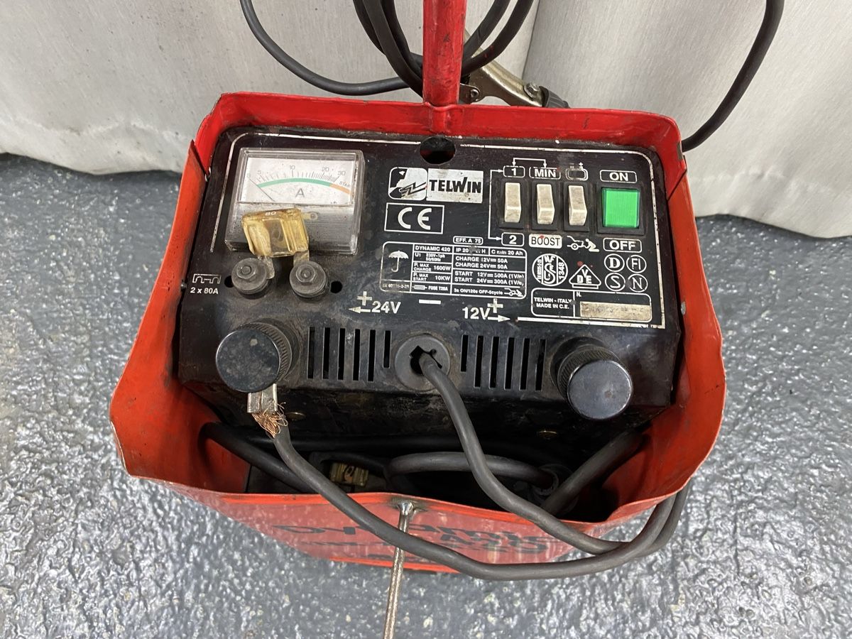Chargeurs de batterie: Batterielade-/Starthilfegerät  – D'occasion à Hägglingen par Karin0802 7
